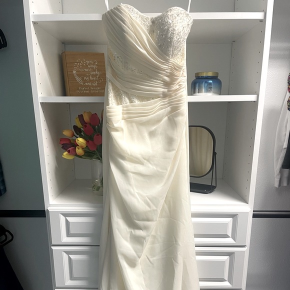 Simone’s Bridal Gown - Picture 1 of 9